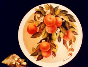 piatto porcellana con arance su fondo metallizzato