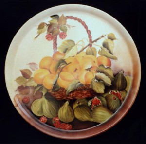 piatto porcellana con cesto frutta e fichi