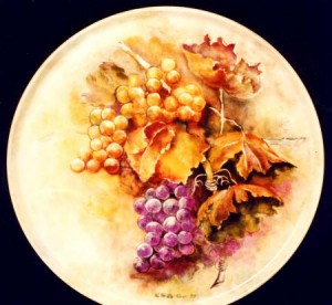 piatto porcellana con grappoli di uva